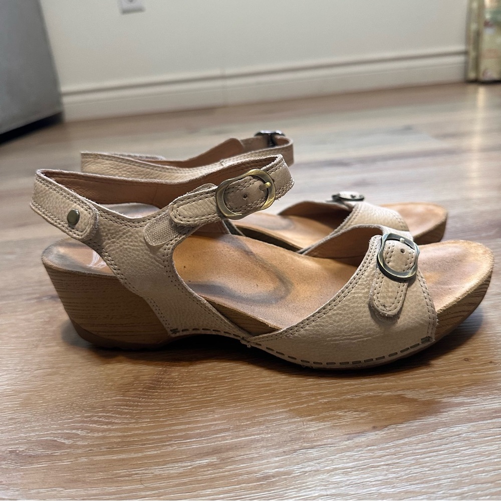 Dansko Sandal Womens 39 Beige Tricia Milled Leather Ankle Strap Open Toe Wedge - Picture 2 of 10